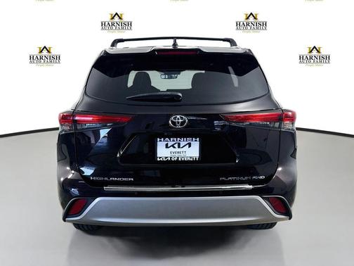 Amber 2020 Toyota Highlander Platinum