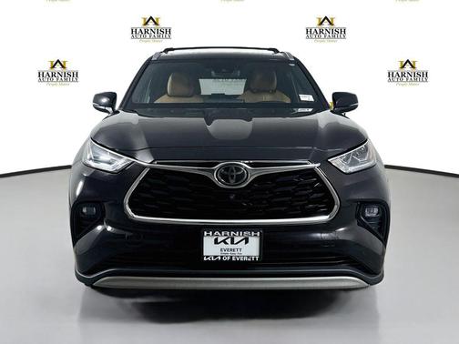 Amber 2020 Toyota Highlander Platinum
