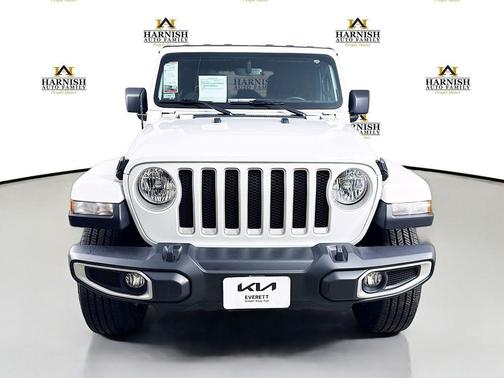 Bright White Clearcoat 2022 Jeep Wrangler Unlimited Sahara