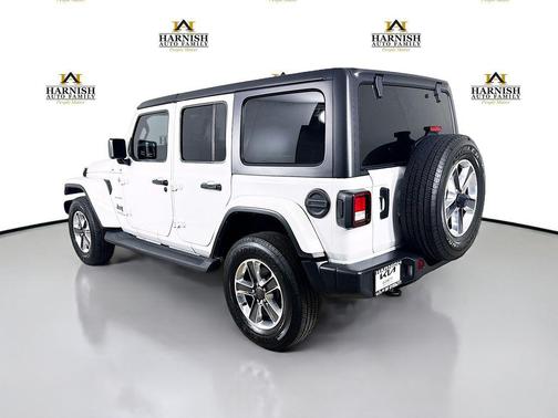 Bright White Clearcoat 2022 Jeep Wrangler Unlimited Sahara