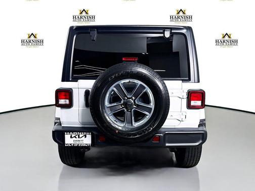 Bright White Clearcoat 2022 Jeep Wrangler Unlimited Sahara