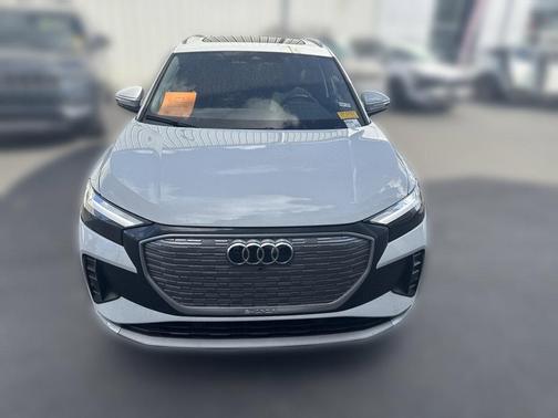 Glacier White Metallic 2022 Audi e-tron Premium