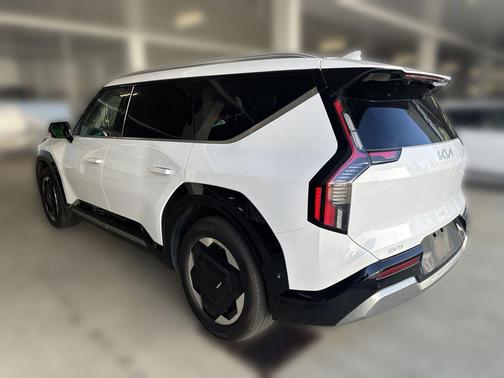 Glacial White Pearl 2025 Kia EV9 Land