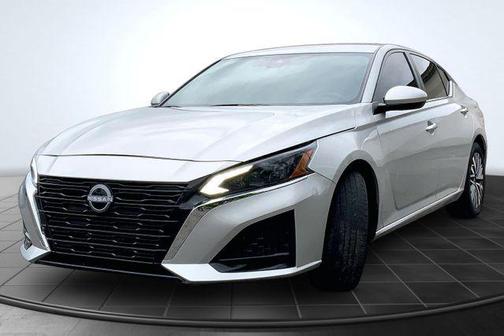 Brilliant Silver Metallic 2023 Nissan Altima 2.5 SV