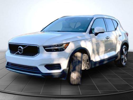 Ice White 2019 Volvo XC40 T4 Momentum