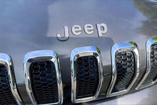 Granite Crystal Metallic Clearcoat 2018 Jeep Cherokee Trailhawk