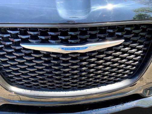 Gloss Black 2018 Chrysler 300 Limited