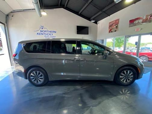 2022 Chrysler Pacifica Hybrid Touring L