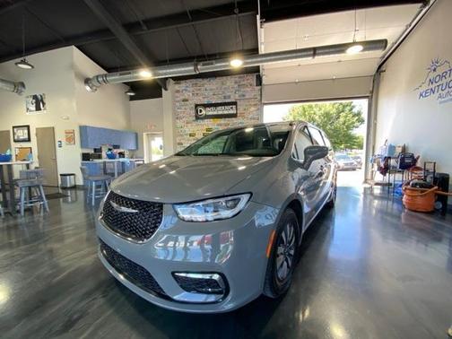 2022 Chrysler Pacifica Hybrid Touring L