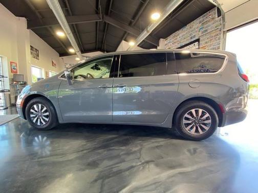 2022 Chrysler Pacifica Hybrid Touring L