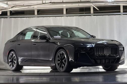 Black Sapphire Metallic 2023 BMW 740 i