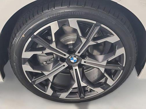 2025 BMW 230 i