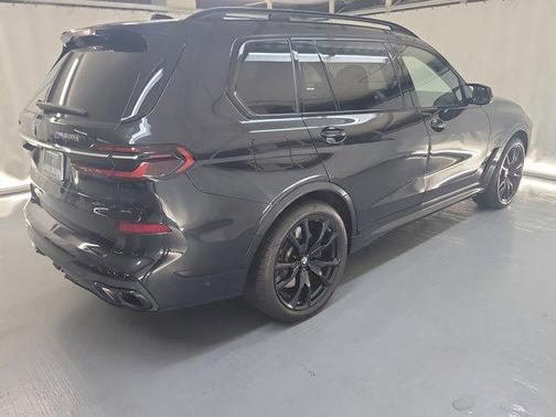 2023 BMW X7 M60i