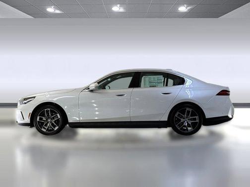 Mineral White Metallic 2026 BMW i5 eDrive40