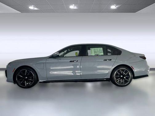 2026 BMW 750e i xDrive
