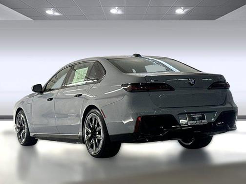 2026 BMW 750e i xDrive
