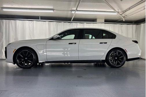 2025 BMW 750e i xDrive