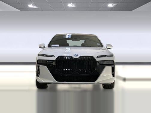 2025 BMW 750e i xDrive