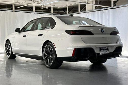 2025 BMW 750e i xDrive