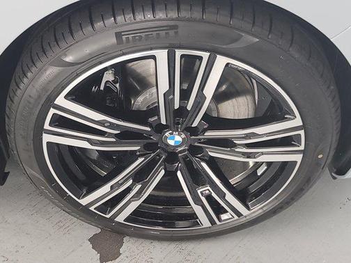 2025 BMW 740 i