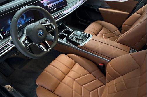 2025 BMW 750e i xDrive