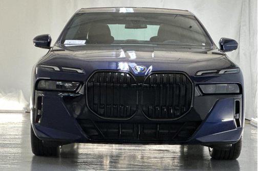 2025 BMW 740 i