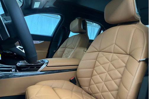 2025 BMW 740 i