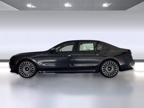 2026 BMW 750e i xDrive