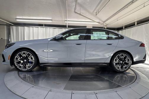 Brooklyn Grey Metallic 2027 BMW i5 eDrive40