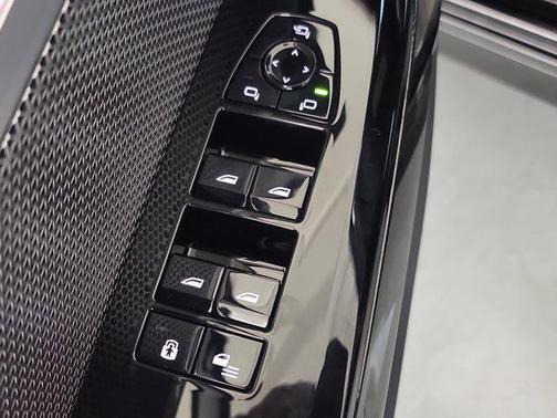 2025 BMW 750e i xDrive
