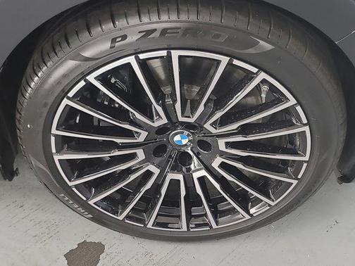 2025 BMW 750e i xDrive
