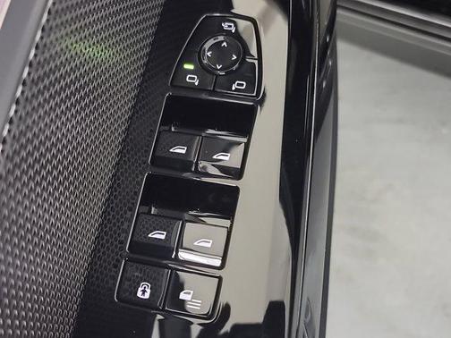 2025 BMW 740 i