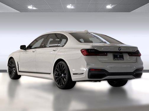 2022 BMW 740 i