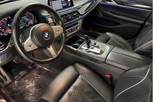 2022 BMW 740 i
