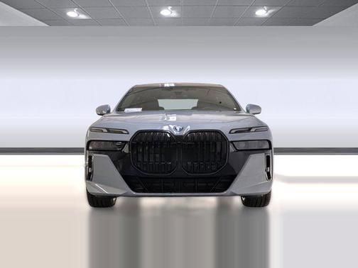 2026 BMW 750e i xDrive