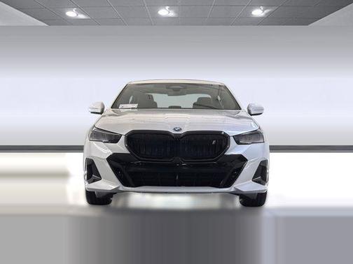 Mineral White Metallic 2026 BMW i5 eDrive40