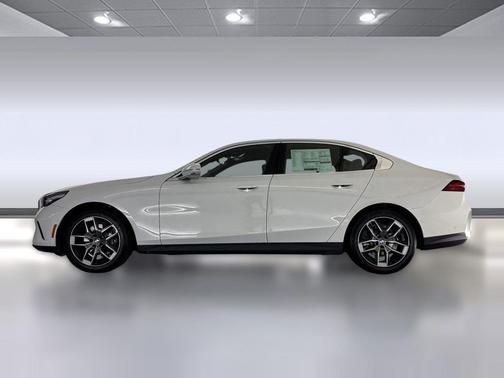 Alpine White 2026 BMW 530 530i