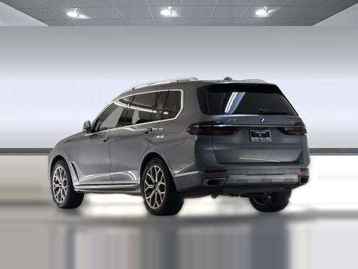Gray 2024 BMW X7 xDrive40i