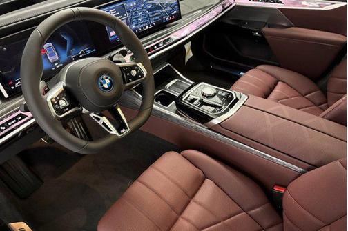 2026 BMW 750e i xDrive