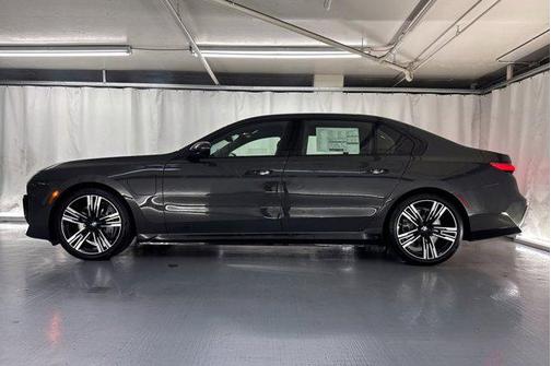 2026 BMW 750e i xDrive