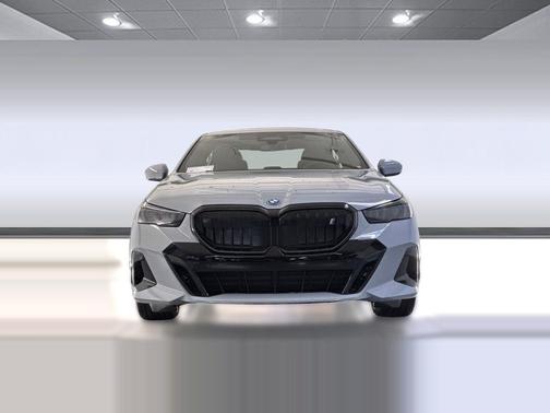 Brooklyn Grey Metallic 2027 BMW i5 eDrive40