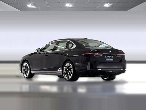 Black Sapphire Metallic 2026 BMW i5 eDrive40