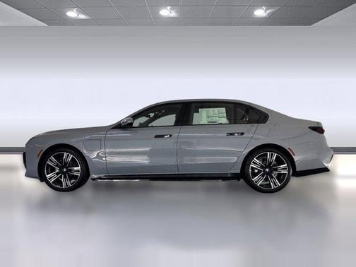 2026 BMW 750e i xDrive