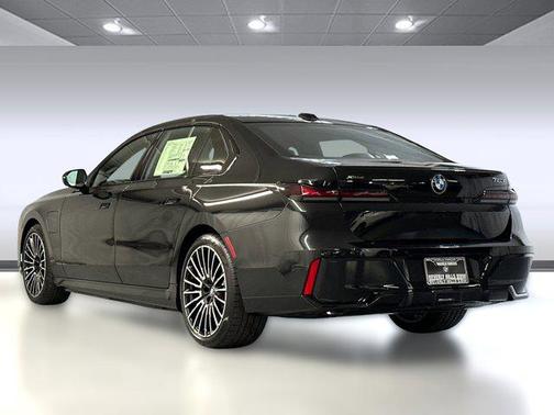 2026 BMW 750e i xDrive
