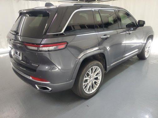 2022 Jeep Grand Cherokee Summit