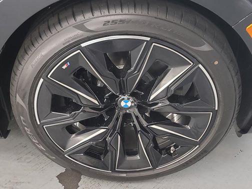2025 BMW 740 i