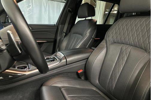 2023 BMW X7 M60i