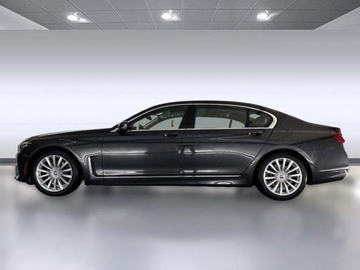2022 BMW 740 i