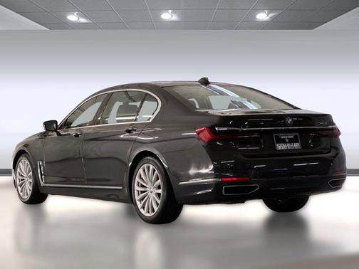 2022 BMW 740 i