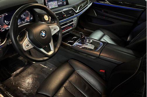 2022 BMW 740 i